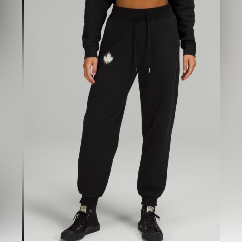 Lululemon Team Canada Relaxed High-Rise Fleece Jogger in black size 4